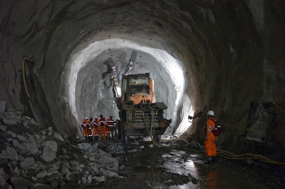 Ingenieure betrachten am 9. September 2010 während einer "sicherheitsorientierten Prüfung SIOP" auf der Baustelle des Teilabschnitts "Sedrun" im Gotthard-Basistunnel bei Sedrun im Kanton Graubünden die rohe Tunnelwand. 