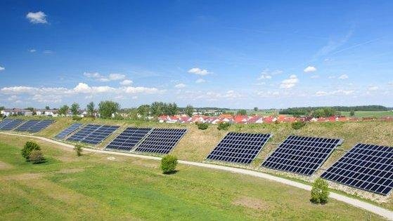 Lärmschutzwall mit solarthermischen Modulen: Die Solarenergie wird über Erdsonden gespeichert und versorgt eine Siedlung in Crailsheim mit Wärme. 