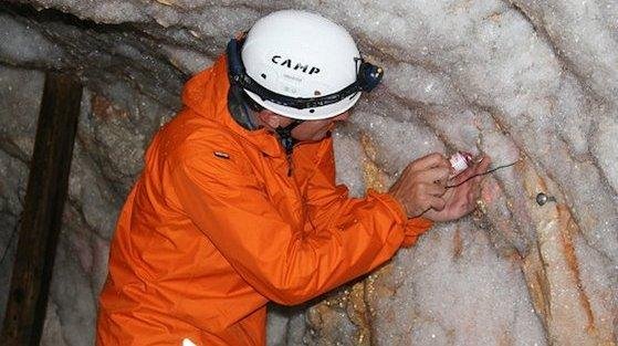 Im kälteren Teil des Stollens, der vor mehr als 80 Jahren nahe der Zugspitze-Nordwand angelegt wurde, ist der Dauerfrost deutlich zu sehen. Im Tunnel nahe der Forschungsstation Schneefernerhaus beobachten die Wissenschaftler eines der wenigen aktuellen Permafrostvorkommen in Deutschland. 