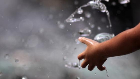 Mehr als eine Milliarde Menschen haben keinen Zugang zu einwandfreiem Wasser. Forscher in Singapur haben einen tassengroßen Filter entwickelt, der verunreinigtes Wasser in sauberes Trinkwasser verwandelt.