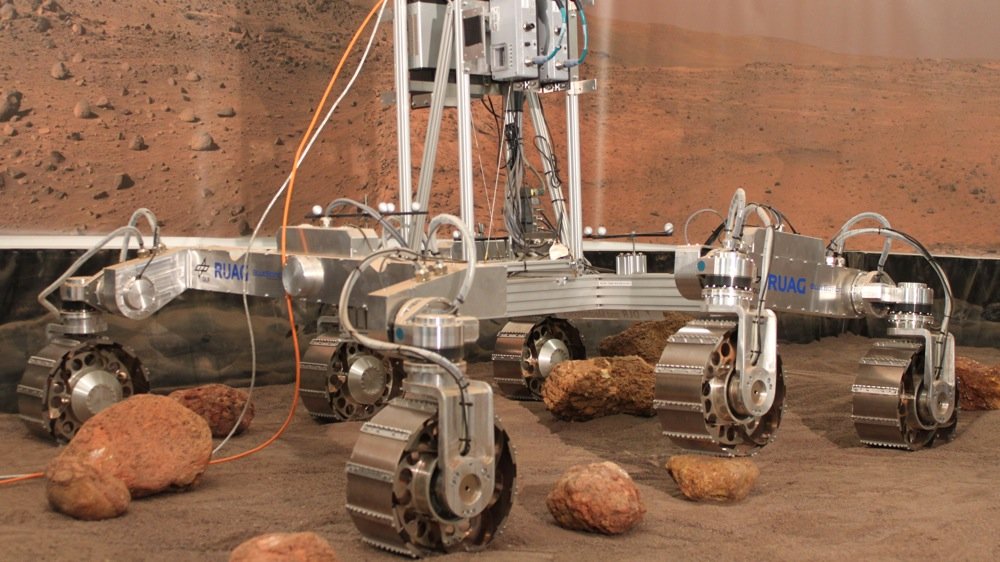 Im planetaren Rover-Testbett des DLR-Instituts für Robotik und Mechatronik in Oberpfaffenhofen testen Experten des DLR einen Prototypen des ExoMars-Rovers der ESA, der 2018 zum Mars starten soll.