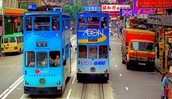 Doppeldecker-Straßenbahnen in Hongkong.