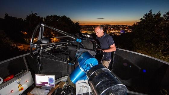 Bisher nutzen die Stuttgarter DLR-Forscher an ihrem Standort auf der Uhlandshöhe das Sonnenlicht der Dämmerungsphase, um Weltraumobjekte auszumachen. In naher Zukunft wollen die Wissenschaftler die Objekte mit einem Laser anstrahlen, um noch exaktere Messungen vornehmen zu können.