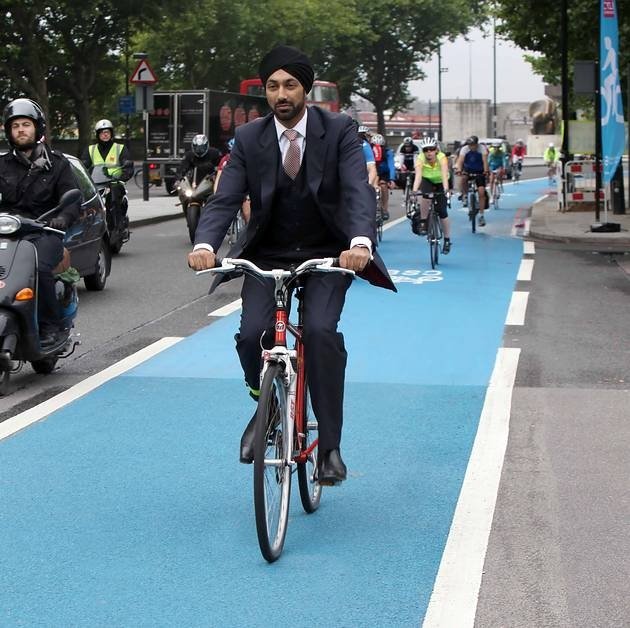 So sehen sie aus, die Fahrrad-Highways in London: Umwelt-Bürgermeister Kulveer Ranger weiht 2011 einen der ersten Highways in London ein.