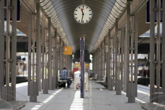 Täglich fahren 104 Fernzüge und 311 Nahverkehrszüge den Hauptbahnhof Mainz an. Rund 60.000 Reisende nutze den Bahnhof täglich. Wegen fehlender Fahrdienstleister war der Bahnverkehr im Mainzer Hauptbahnhof mindestens bis Ende August stark eingeschränkt.