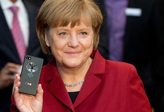 Bundeskanzlerin Angela Merkel mit abhörsicherem Handy: Ausgerechnet an dem Tag im September, an dem das neue "Merkelphone" vom Bundesamt für Sicherheit in der Informationstechnologie zugelassen wird, ist bekannt geworden, dass der US-Geheimdienst NSA auf die Daten von Smartphones zugreifen kann. Inzwischen gibt es Hinweise, dass der Geheimdienst sogar Merkels persönliches Handy abgehört hat.