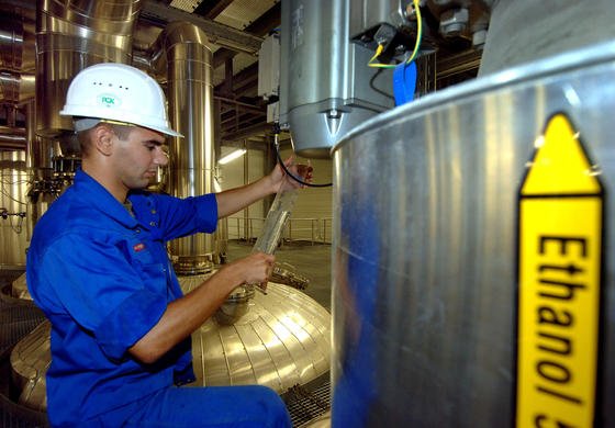 Wenn Getreide wie hier im Bioethanol-Werk der Nordbrandenburger Bioenergie in Schwedt zu Industriealkohol verarbeitet wird, ist vorher nicht klar, wie gut sich das Getreide dazu eignet. Die Hohenheimer Universität entwickelt ein Verfahren, dass das Getreide so genau untersucht, dass man unterscheiden kann, ob sich ein Getreide besser als Futtermittel, zum Herstellen von Mehl oder für Biokraftstoff eignet.