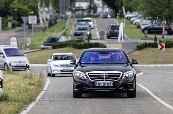 Ob auf Landstraßen oder im innerstädtischen Verkehr: der Mercedes-Benz S 500 "Intelligent Drive" bewältigt den Verkehr schon heute ohne Fahrereinsatz.  