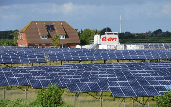 Einen Großspeicher für Strom hat E.On direkt neben dem Solarpark auf Pellworm errichtet. Die Insel will durch ein intelligentes Stromnetz energieautark werden.