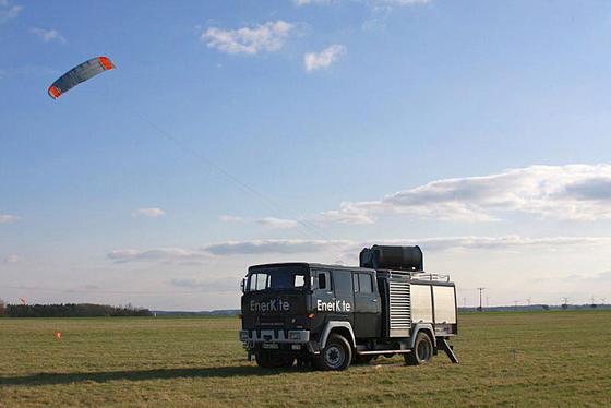 Fest am Seil schwebt die Demonstrationsanlage EK30 hoch in der Luft und nutzt die stetigen Höhenwinde für die Energieerzeugung.