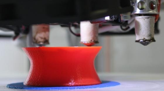 Eine Vase am Anfang ihrer Entstehung im 3D-Drucker. 