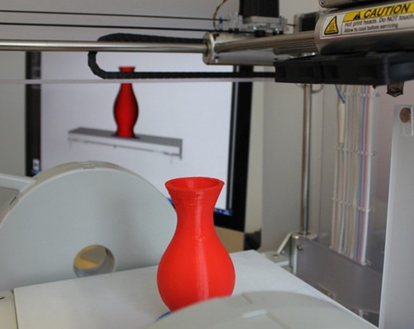 3D-Drucker im Center for Digital Fabrication der Uni Würzburg: Der Laser schmilzt einzelne Pulverschichten und türmt diese zu einer Vase. Im Hintergrund: die digitale Druckvorlage. Auf diese Weise lassen sich auch Gegenstände aus Keramik, Stahl und Silber herstellen.