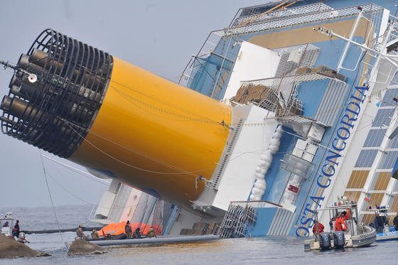 Das gekenterte Kreuzfahrtschiff «Costa Concordia» vor der Küste von Giglio in Italien. Wenn das Wetter mitspielt, soll es am Montag endlich aufgerichtet werden. Erst dann kann es abgeschleppt werden. 