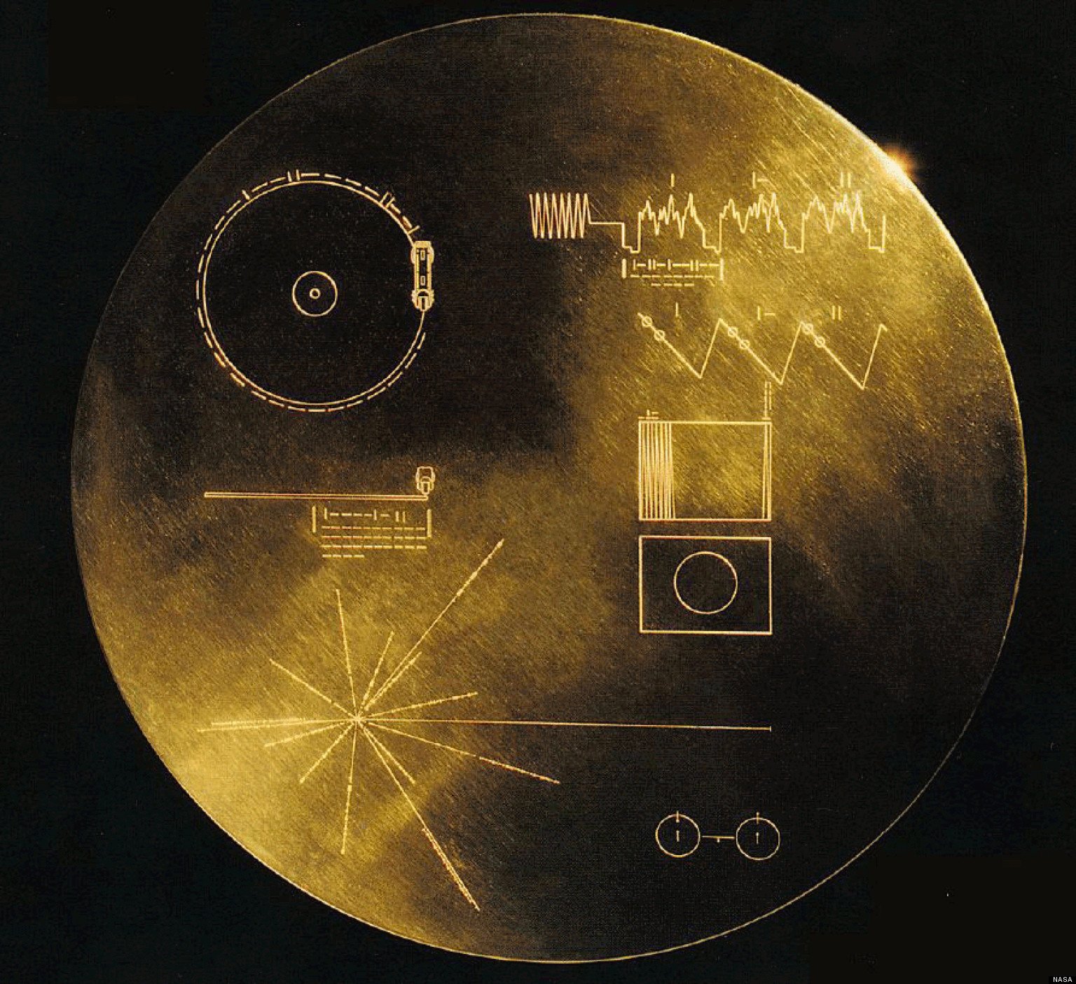 Die Raumsonde Voyager 1 hat einen Plattenspieler und eine vergoldete Schallplatte mit Liedern von der Erde an Bord.