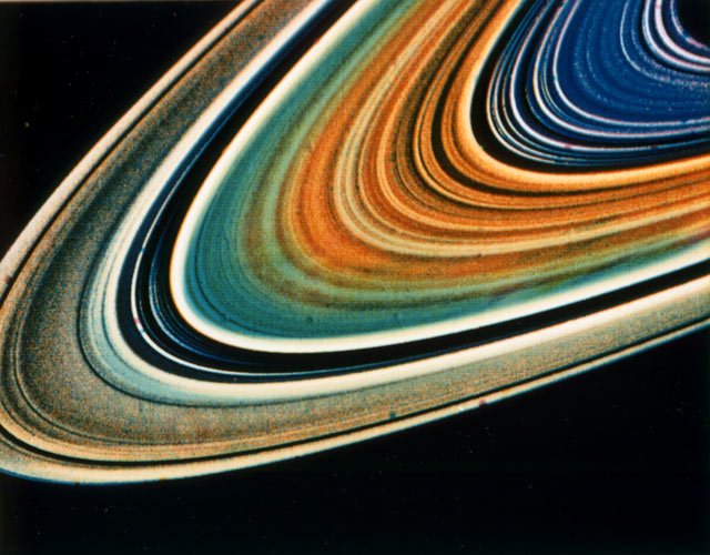 Voyager 1 hat viele spektakuläre Bilder aus dem Weltall geliefert, zum Beispiel von den C-Ringen des Saturn.