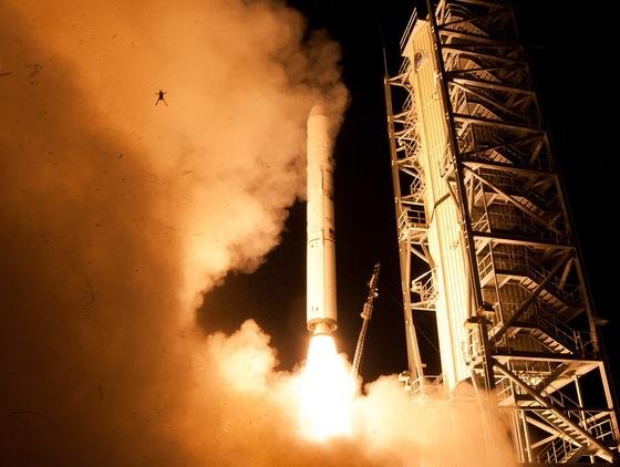 Erst später entdeckt: Beim Start der NASA-Rakete Minataur V am 6. September 2013 wurde aus einem Wasserbecken ein Frosch mit in die Luft gerissen. Auf NASA-Aufnahmen ist der Frosch genau zu erkennen.