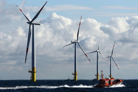 Saarbrücker Forscher arbeiten an geschickten mathematischen Lösungen, die für bessere Wirkungsgrade bei Windräder sorgen sollen. An der Mechanik der Windräder soll sich nichts verändern. Eine neue Software soll die elektrischen Prozesse, die im Windrad ablaufen, effizienter steuern.