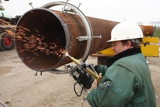 Die Windkraft ist ein Jobmotor und sichert viele neue Arbeitsplätze im Handwerk. Im Bild ein Schweißer an einer Windkraftanlage.