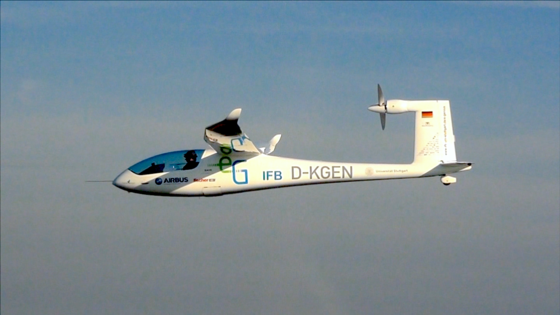 Das Batterieflugzeug e-Genius auf seinem Weltrekordflug während des Green Speed Cups 2013. Mit einer Reichweite von 400 Kilometern und einer Geschwindigkeit von 160 km/h konnte es unter Beweis stellen, dass Elektroflugzeuge derzeit die Grenze zum alltagstauglichen Reiseflugzeug überschreiten.