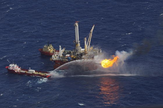 Am 21. April 2010 explodierte die amerikanische Ölplattform Deepwater Horizon im Golf von Mexiko. Sieben Millionen Liter Chemikalien wurden ins Meer gepumpt, um die riesigen Ölteppiche abzubauen. Forscher arbeiten jetzt an der Optimierung von Bakterienstämmen, die den Abbau ohne schädliche Wirkungen auf die Umwelt erledigen könnten.