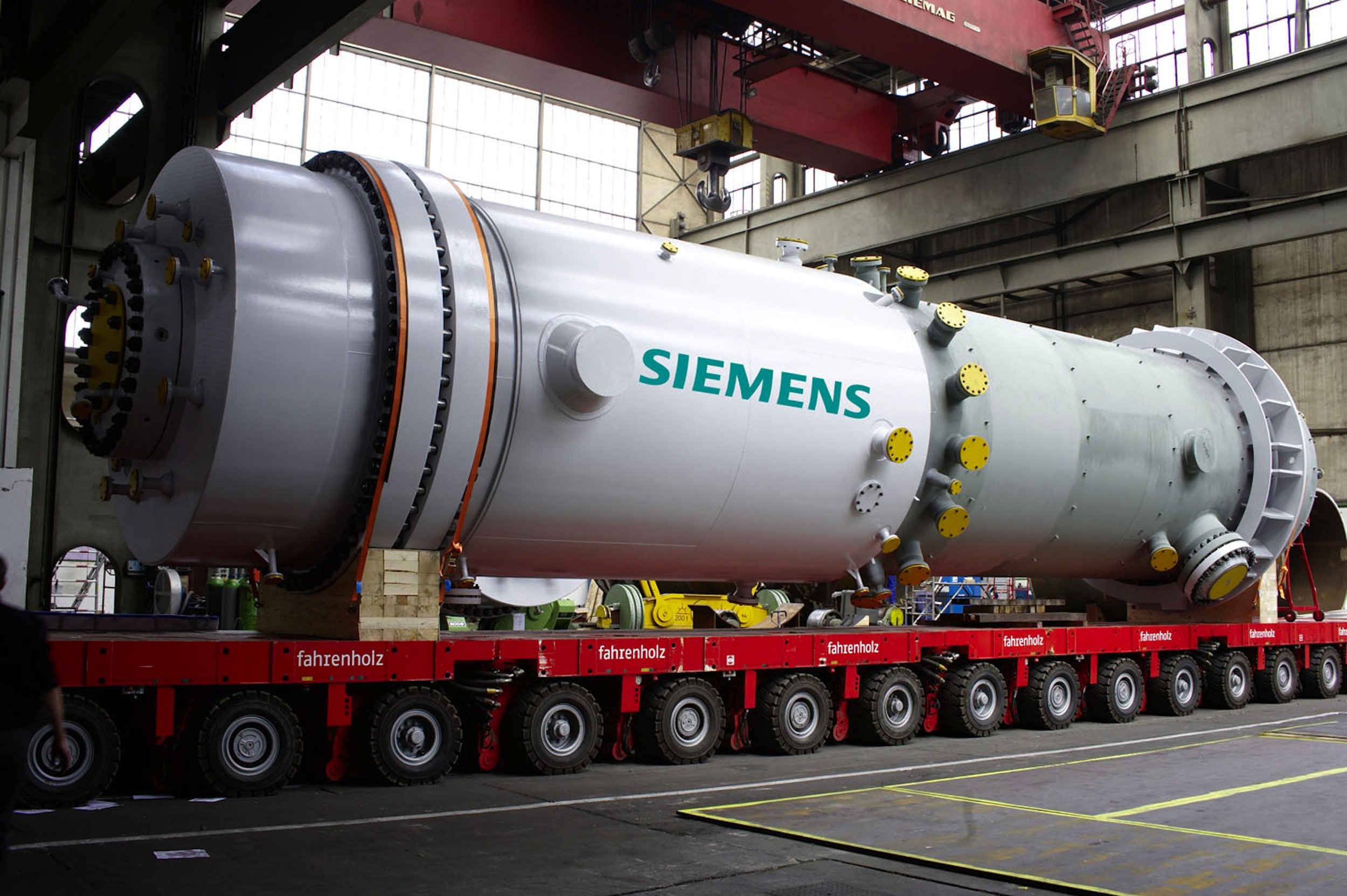 Siemens Energy liefert acht riesige Kohlevergaser für die Kohlevergasungsanlage in Yili City in der chinesischen Provinz Xingjiang. Die Anlage wird Ende 2014 in Betrieb gehen und in der ersten Ausbaustufe aus Braunkohle rund zwei Milliarden Normkubikmeter synthetisches Erdgas (SNG) erzeugen. Forscher fürchten, dass der massive Ausbau der Synthesegas-Technik in China das Weltklima stark belasten wird.