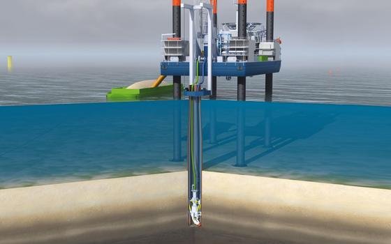 Bei der Errichtung der Fundamente für Offshore-Windenergieanlagen werden die Pfahlkonstruktionen zumeist noch in den Meeresgrund gerammt. Der Lärm stört die Meeressäuger. Doch es gibt lärmarme Alternativen.