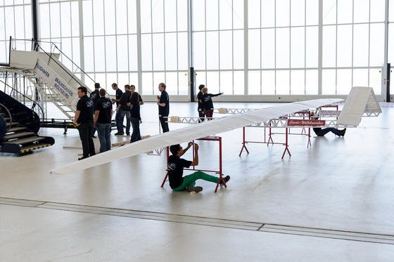 Ein Papierflieger wird am 28. September in einem Hangar am Flughafen Braunschweig zusammengebaut. Studenten der TU Braunschweig bauten den nach eigenen Angaben weltgrößten Papierflieger und stellten mit einem Flug von rund 18 Meter Strecke einen Weltrekord auf. 