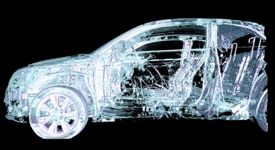 Der größte Computertomograph der Welt XXL-CT ermöglicht das Röntgen eines Autos.