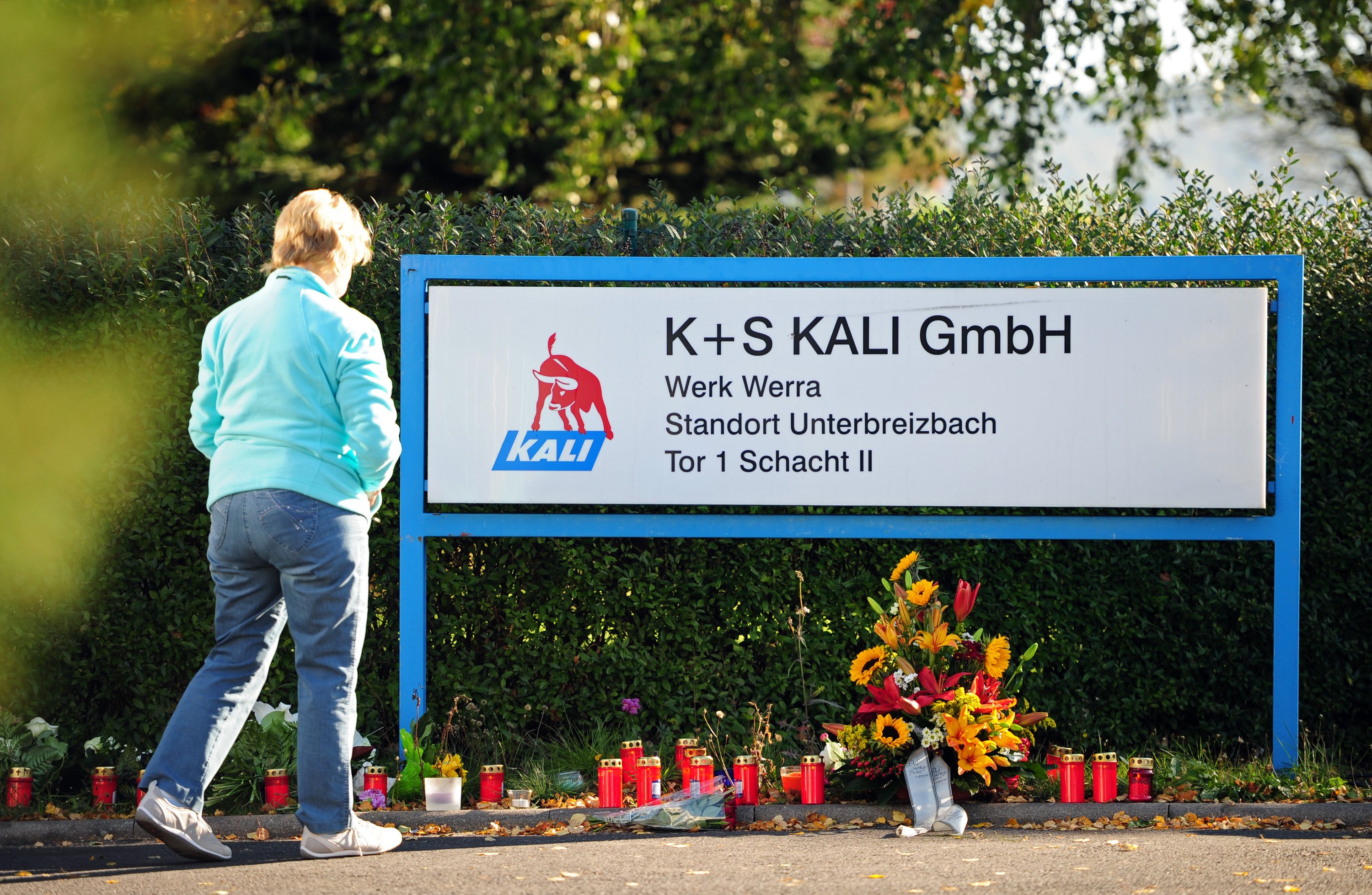 Vor der Einfahrt der Kali-Grube der K+S in Unterbreizbach (Thüringen) wurden Kerzen und Blumen aufgestellt. Bei einem Grubenunglück sind drei Menschen ums Leben gekommen. 