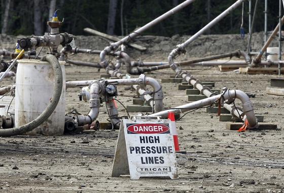 Eine Frackingbohrstelle, bei der Gas aus tieferen Gesteinsmassen mit Druck und Chemie herausgelöst wird. 