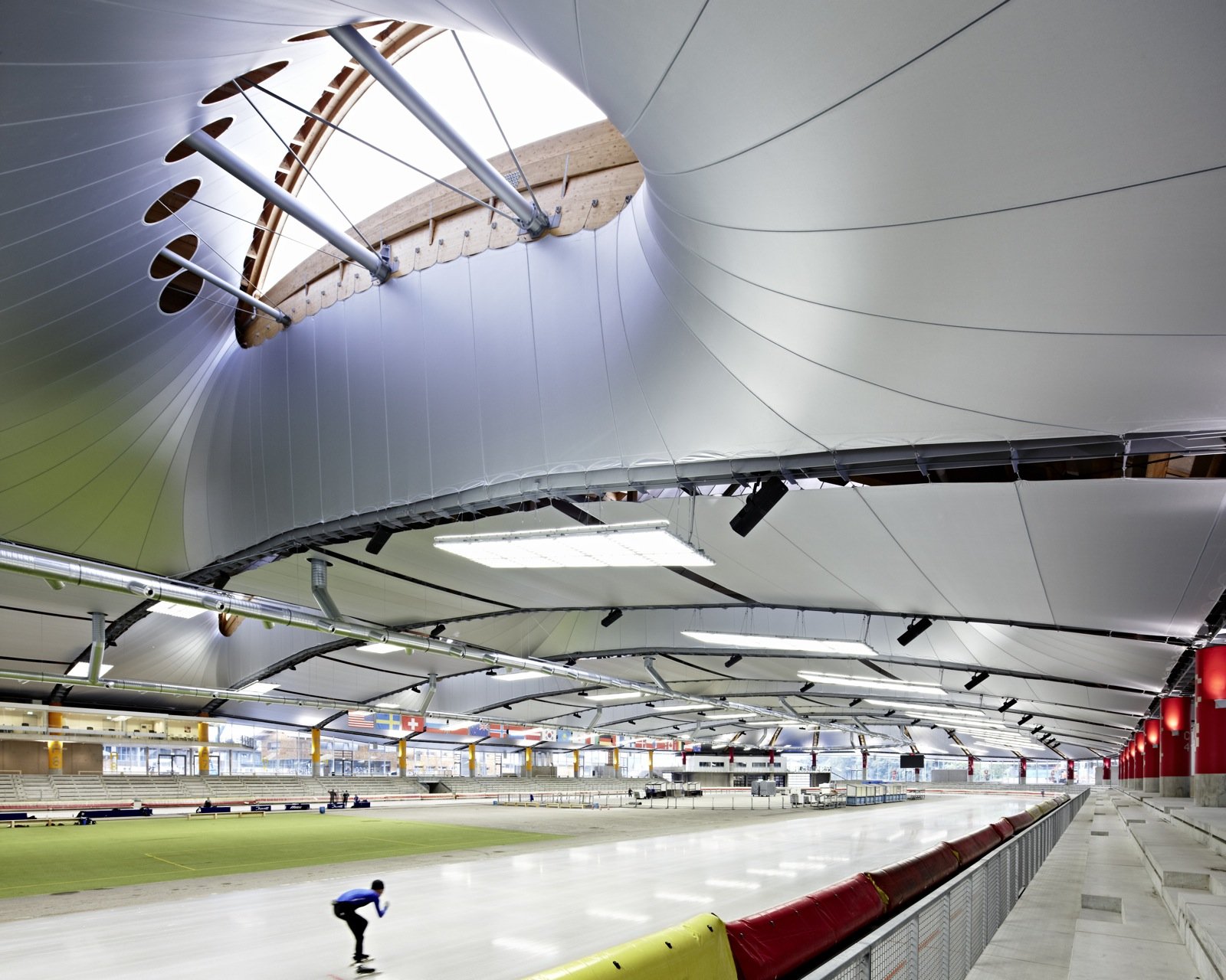 Die alte Eisschnelllaufhalle in Inzell wurde für die Weltmeisterschaften 2011 modernisiert. Sie wurde mit einer Glasfassade geschlossen und erhielt ein plastisch bewegtes Dach aus Membranschichten. Das Dach ist zugleich ästhetisches Charakteristikum der Halle und hat außerdem eine sehr gute isolierende Wirkung. 