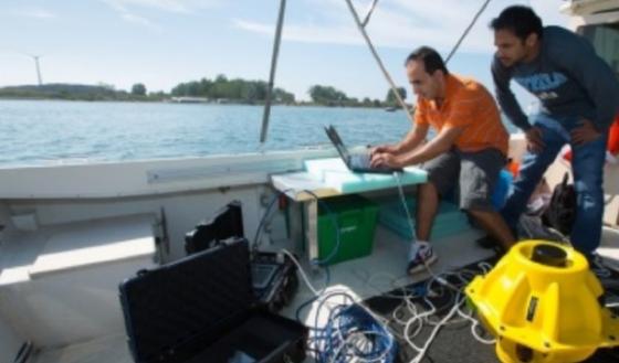 Bei einem Experiment haben die Forscher zwei Kommunikationsknoten im Eriesee ins Wasser gelassen. Sie konnten nachweisen, dass ein Austausch von Sofortnachrichten ebenso funktioniert wie eine FTP-Übertragung.
