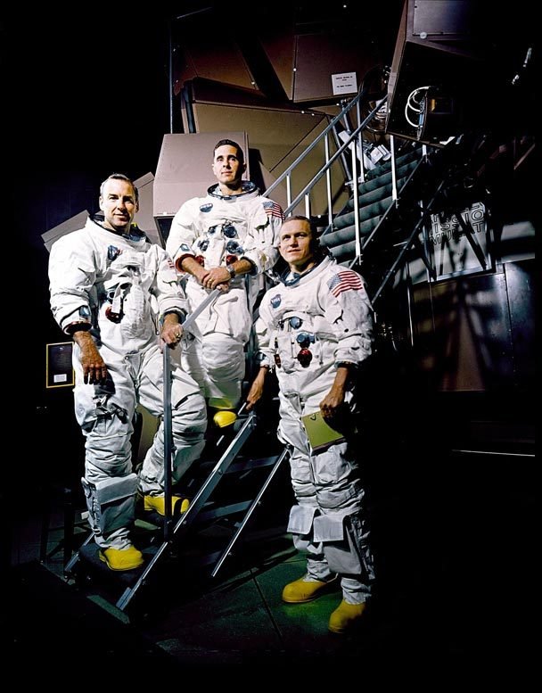 Die Apollo 8-Besatzung 1968 vor einem Flugsimulator im Kennedy Space Center: James A. Lovell Jr., William A. Anders und Frank Borman (v.l.n.r.)