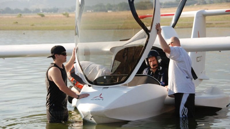 Das Amphibienflugzeug im Wasser.