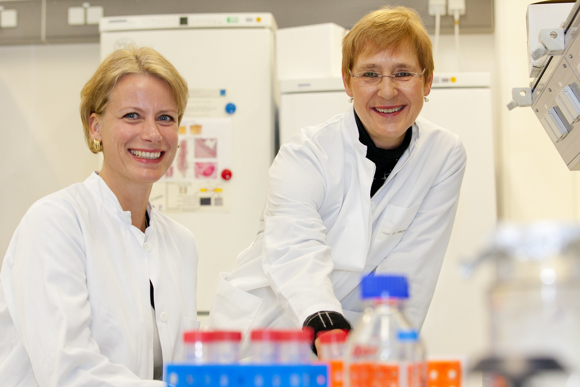 Sie gehören zum euopäischen Chitosan-Forscherteam: Kirsten Haastert-Talini (links) und Claudia Grothe.