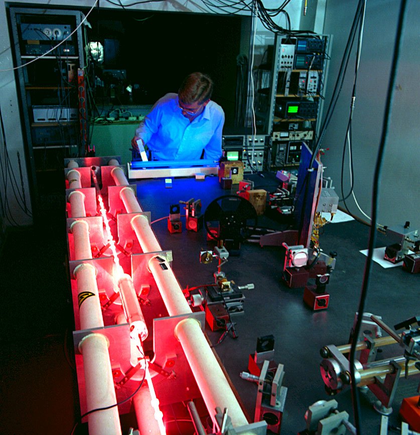 Messung eines Meters durch Laserlicht in der Physikalisch-Technischen Bundesanstalt in Braunschweig.