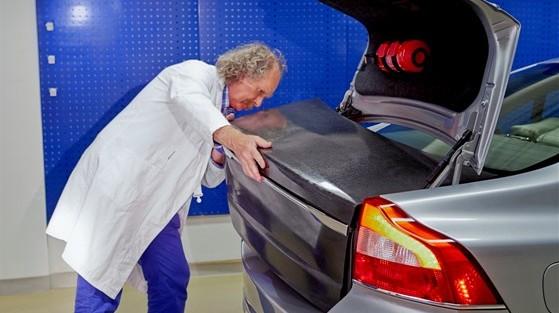 Volvo Batterien StorAGE: Der Autobauer hat Leichtbau-Energiespeicherkomponenten entwickelt. Sie werden in Kohlefasermaterial integriert.