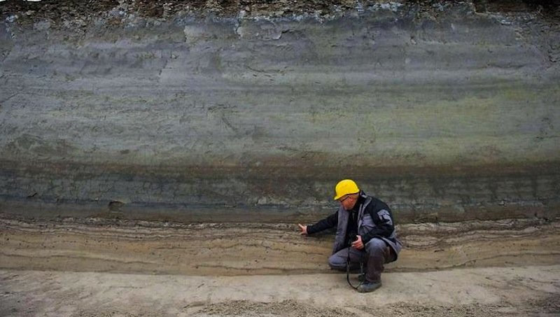 Grabungstechniker Roberto Piskorski untersucht parallel zu den Ausgrabungen Sedimentschichten im Tagebau Jänschwalde bei Heinersbrück. Diese beweisen, dass der Neandertaler viel früher als bisher vermutet in diesem Gebiet gelebt hat. 