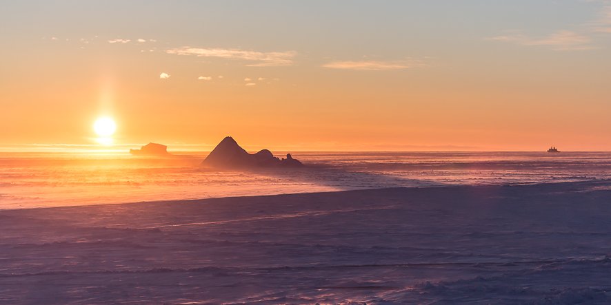 Sonnenaufgang über der Antarktis.