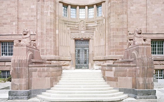 Bei der energetischen Sanierung der Kunsthalle Mannheim wurde aufgrund der Jugendstilfassade auf jede Außendämmung verzichtet. Die Energieeinsparungen wurden durch Innendämmung und moderne Technik erreicht.