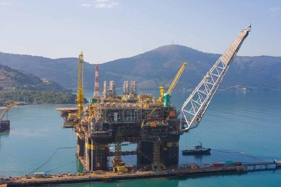 Bohrinsel der brasilianischen Öl-Gesellschaft Petrobras: Ein Konsortium aus Shell, Total, Petrobras und der chinesischen CNPC und CNOOC will aus 7000 Metern Tiefe vor der brasilianischen Küste Öl fördern. Die Förderbedingungen sind ausgesprochen schwierig, die Fördertechnik muss teilweise noch entwickelt werden.