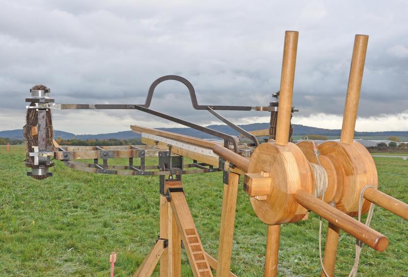 Beim Zurückziehen Feldgeschütz-Arme dreht sich ein Bündel von Rosshaaren und es entstehen gewaltige Torsionskräfte. Die eingelegten Bolzen mit Eisenspitzen fliegen dadurch 350 Meter weit und bringen Rüstungen sogar zum Schmelzen.