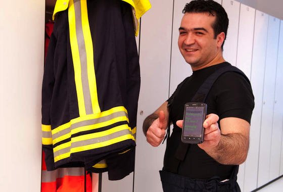 Fitness-Shirt für einen Feuerwehrmann: Fraunhofer-Forscher haben ein T-Shirt entwickelt, das Körperdaten messen und in Echtzeit übermitteln kann. Das T-Shirt erlaubt Sportlern ein effektives Training und Rettungskräften eine Überwachung der Körperfunktionen auch in schwierigen Situationen. Das Shirt soll im nächsten Jahr auf den Markt kommen.