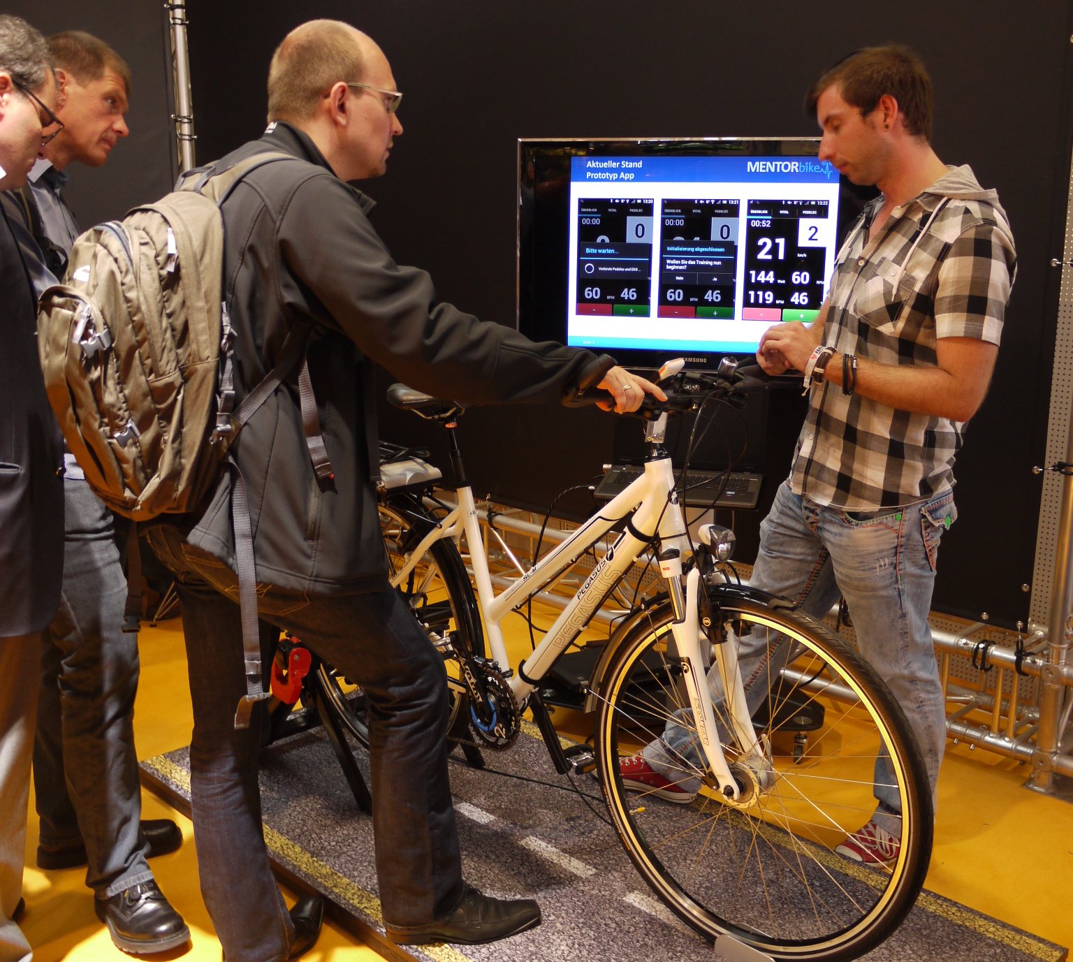 Das Mentorbike ist ein Pedelec, dass mit Sensoren ausgestattet ist und Trainingsdaten direkt an ein Smartphone oder Computer schickt.