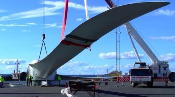 Ein von der deutschen Firma Euros gebautes Rotorblatt. Das Unternehmen ist mit einem Turbinenblatt an einer schwimmenden Offshore-Windkraftpilotanlage beteiligt, die derzeit vor der Küste von Fukushima installiert wird.