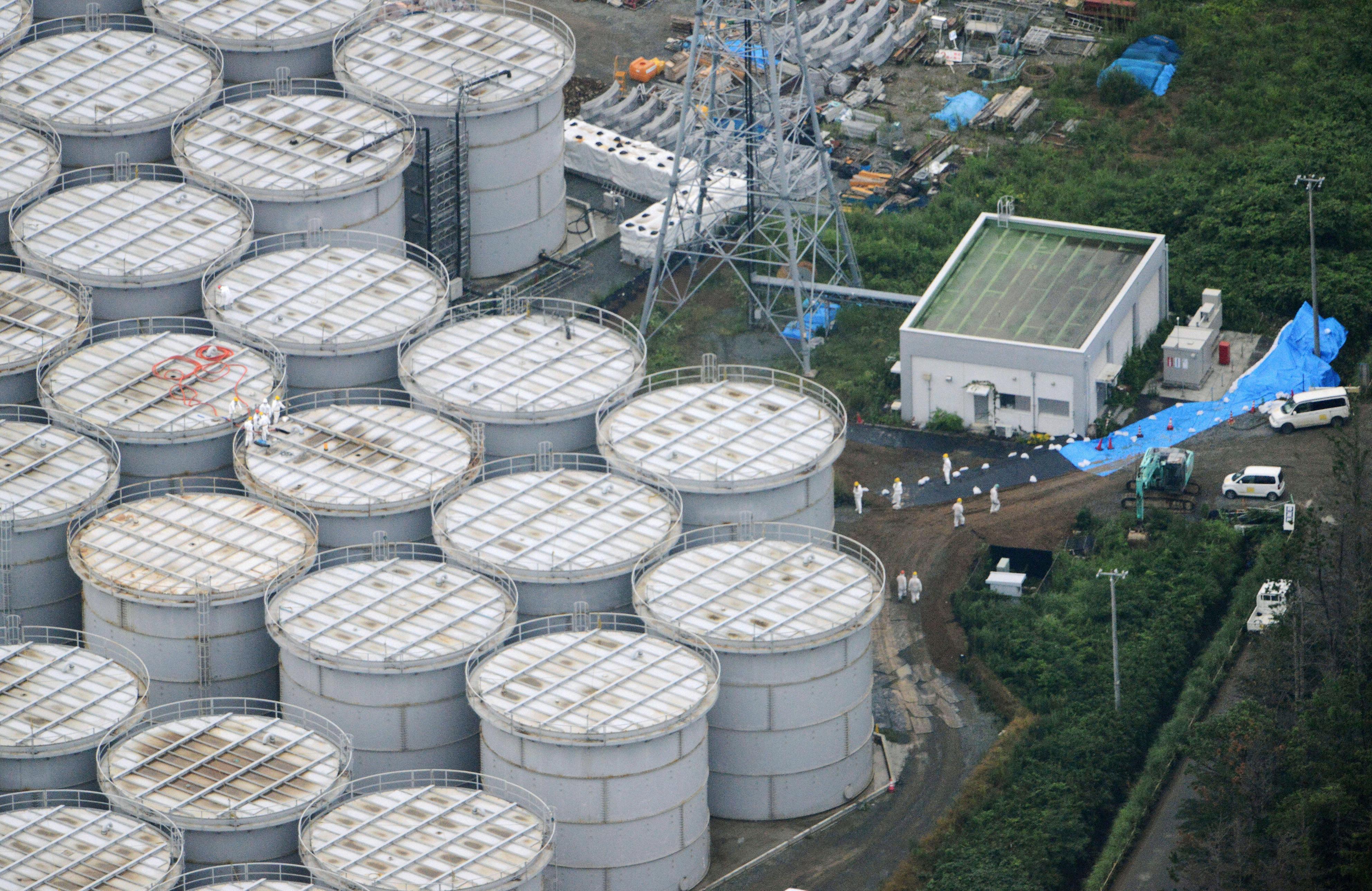 Blick aus einem Hubschrauber auf die undichten Wassertanks auf dem Reaktorgelände in Fukushima: Inzwischen ist so viel radioaktiv verseuchtes Wasser in den Pazifik geflossen, dass sich eine radioaktive Wasserblase gebildet hat, die im März 2014 die Westküste der USA erreichen wird.