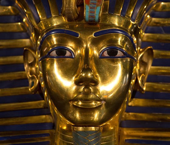 Nachbildung der Maske des Pharaos Tutanchamun: Inzwischen konnten Forscher durch eine  „virtuelle Autopsie“ feststellen, dass der Pharao von einem Wagen überfahren wurde und an den Folgen gestorben ist.