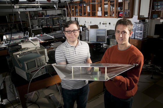 Die Studenten Alexander Katko (l.) und Allen Hawkes von der Duke University in North Carolina zeigen ihre "Erntemaschine", die elektromatische Wellen in einem Raum einfängt und in Strom umwandelt. Dieser Strom speist in der Versuchsanlage eine grüne Diode.