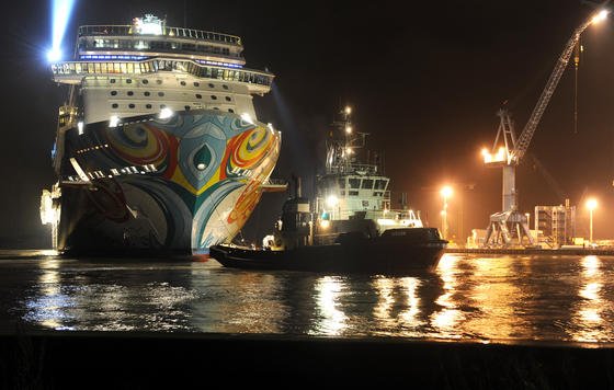 Nach dem Verlassen des Baudocks der Meyer-Werft im emsländischen Papenburg vor zwei Wochen ankerte die Norwegian Getaway am Ausrüstungspier. In der Nacht zu Freitag wird es rückwärts über die Ems zur Nordsee geschleppt. Das Schiff wird künftig in der Karibik kreuzen. Heimathafen wird Miami in den USA.