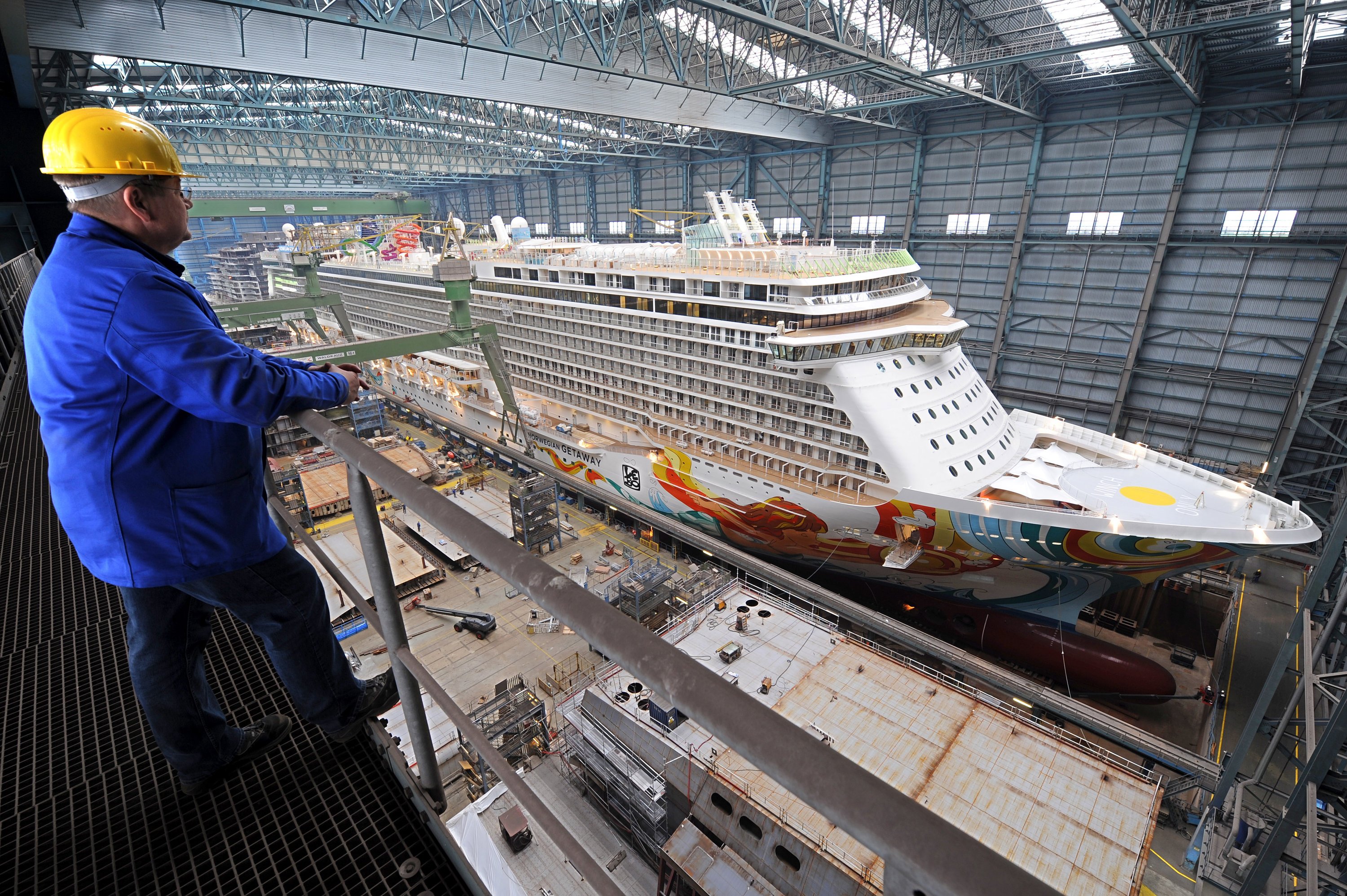 Die Norwegian Getaway am 1. November im Baudock der Papenburger Meyer-Werft: Das Schiff hat 18 Decks, Platz für fast 4000 Passagiere und 1600 Besatzungsmitglieder. Es ist eines der größten Kreuzfahrtschiffe, das je in Deutschland gebaut wurde.